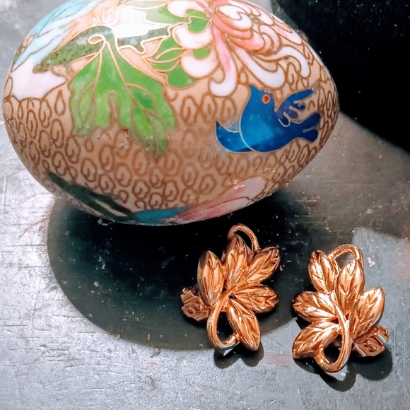 Vintage Givichy Gold tone Clip on leaf design pattern Earrings - Picture 6 of 8